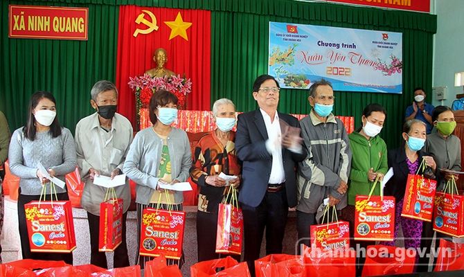 Ông Nguyễn Tấn Tuân - Phó Bí thư Tỉnh ủy, Chủ tịch UBND tỉnh (ở giữa) trao tặng quà cho người dân.